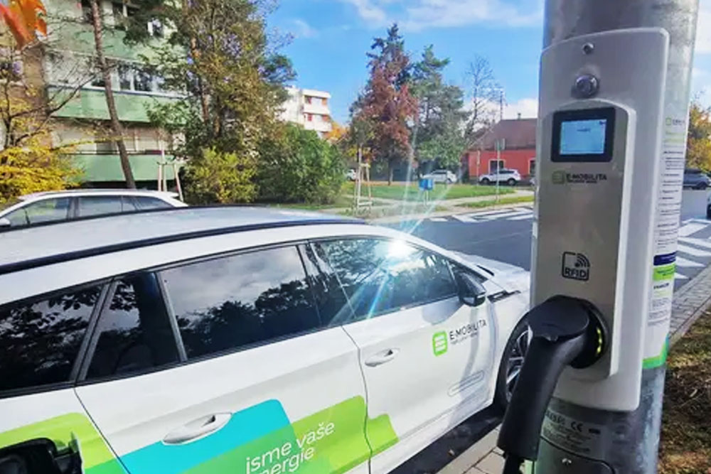 В Чехии нашли возможность заряжать электромобиль от фонарного столба Зарядка электромобиля от фонарного столба